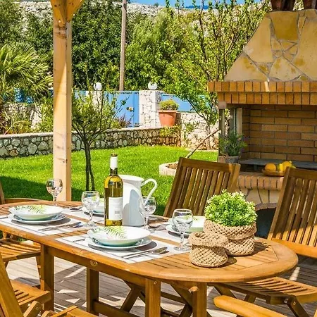 Sleeps 6 Pool Air Con Wifi Karavádhos