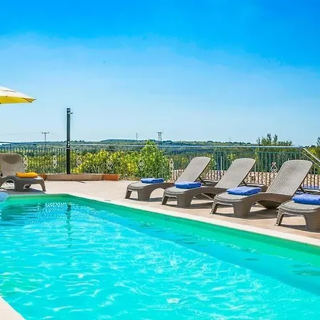 فيلة Sleeps 6 Pool Air Con Wifi *