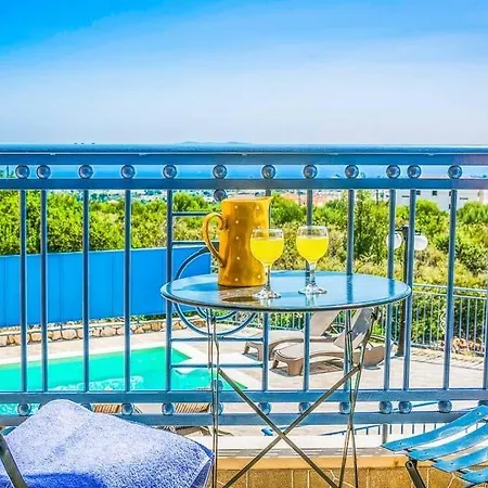 Sleeps 6 Pool Air Con Wifi فيلة *